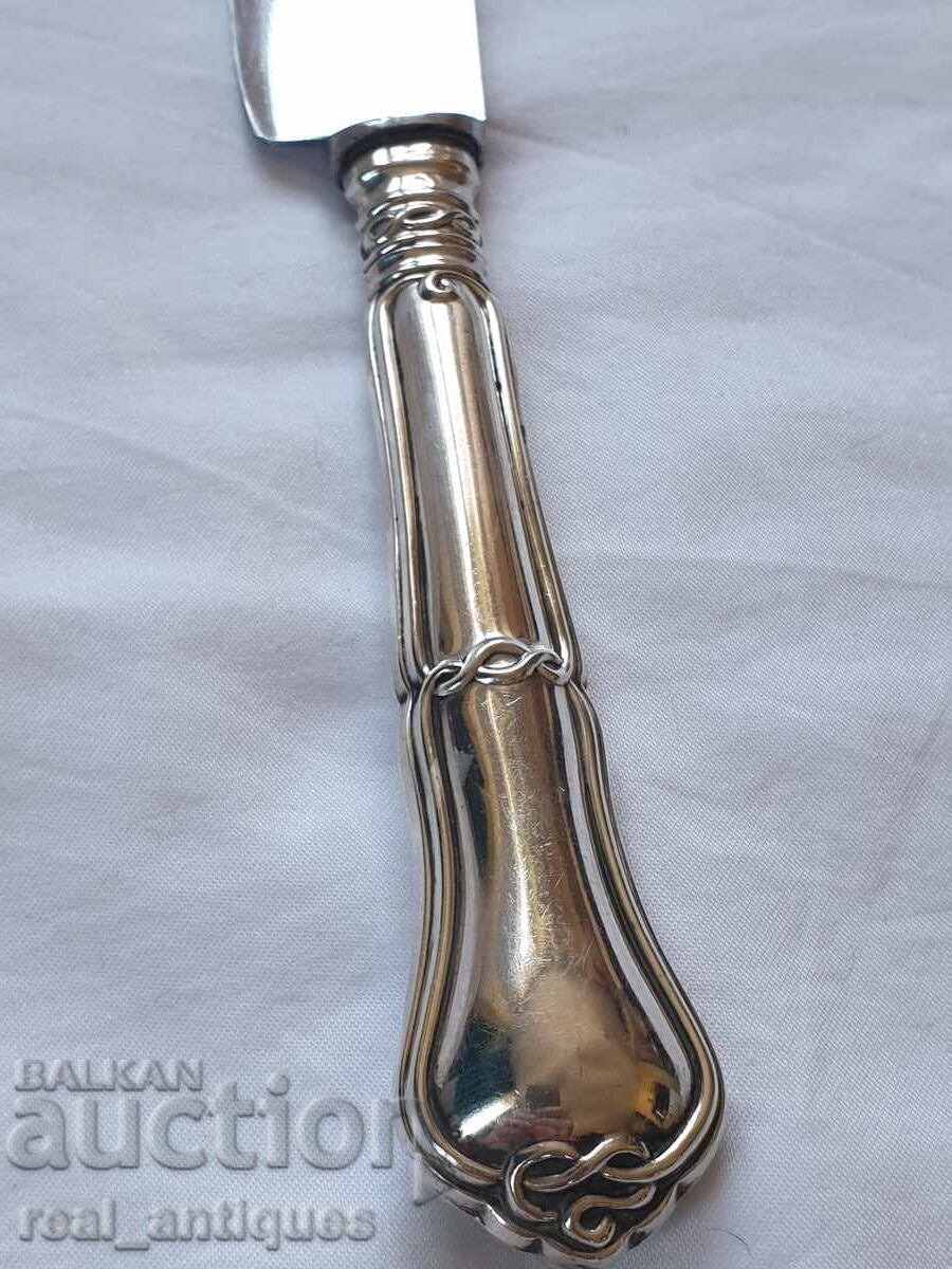 Δημοπρασία Ένα μαχαίρι με ασημένια λαβή Δημοπρασία Ένα μαχαίρι με ασημένια λαβή