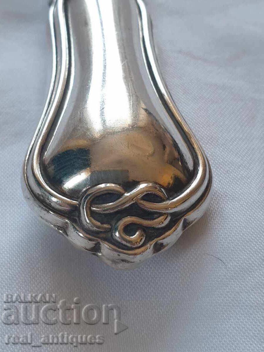 Παράδοση Ένα μαχαίρι με ασημένια λαβή Παράδοση Ένα μαχαίρι με ασημένια λαβή