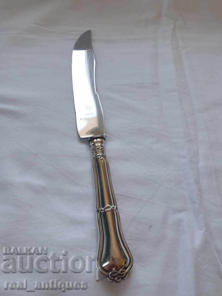 Ένα μαχαίρι με ασημένια λαβή Ένα μαχαίρι με ασημένια λαβή