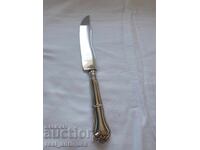 Ένα μαχαίρι με ασημένια λαβή