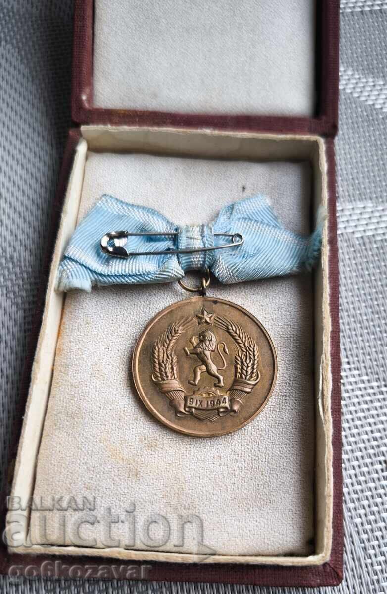 Medal "For Motherhood" First Class with ribbon, box with price 18.90 BGN | € 9.66