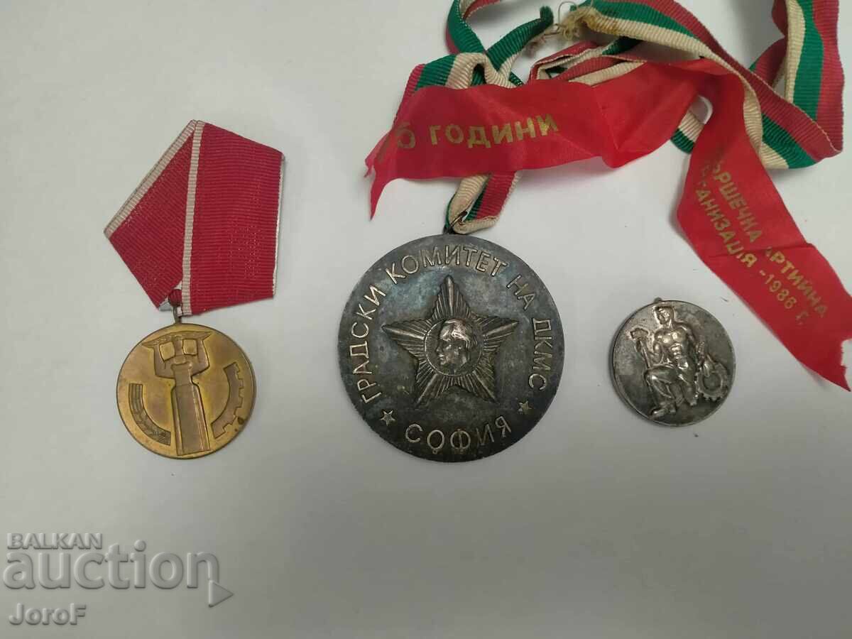 Lot de trei medalii cu preț 15.00 BGN | € 7.67