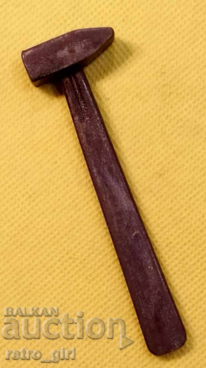 Miniatură pe ciocan