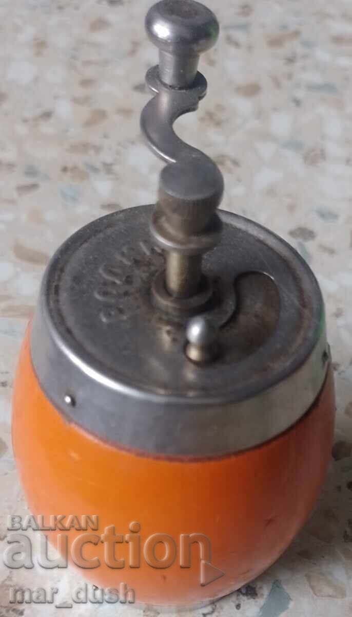 Râșniță de piper retro cu preț € 5.00 | 9.78 BGN Râșniță de piper retro cu preț € 5.00 | 9.78 BGN