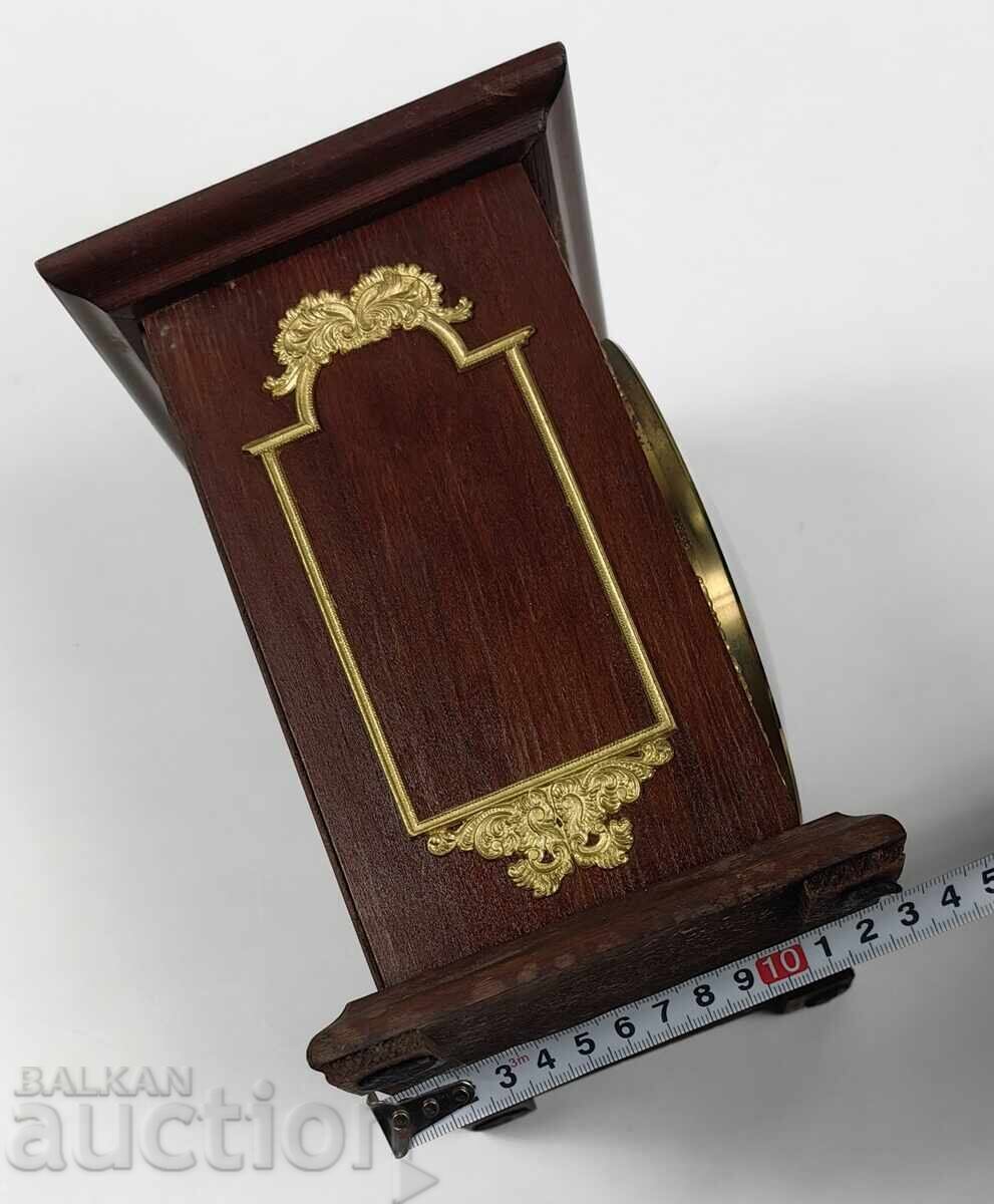 Auction  Table quartz clock on battery for decoration, does not work