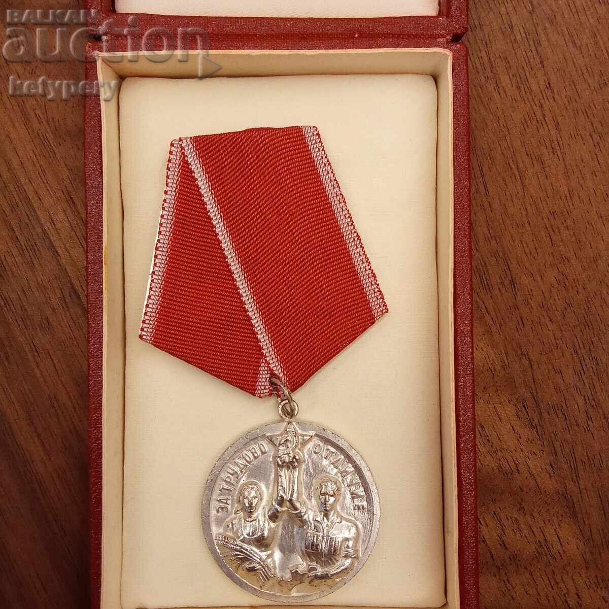 Παράδοση Μετάλλια και κονκάρδες