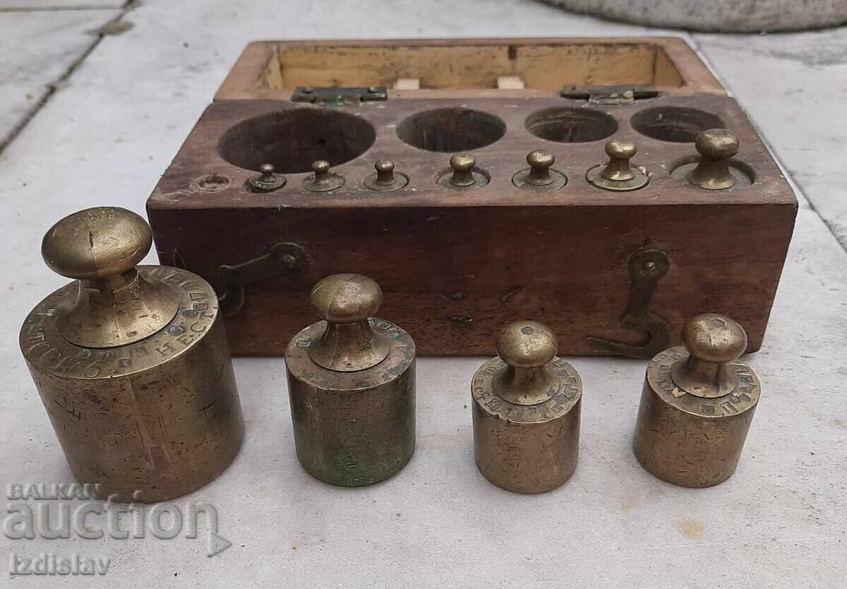 Delivery of Set of old bronze weights in a wooden box Delivery of Set of old bronze weights in a wooden box