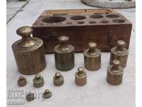 Set de greutăți vechi din bronz într-o cutie de lemn