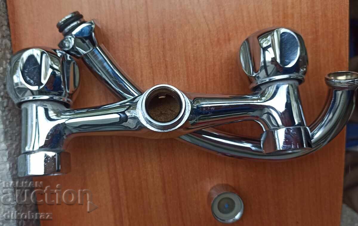 Auction Wall-mounted faucet with ceramic heads - 155 mm - for 5 € Auction Wall-mounted faucet with ceramic heads - 155 mm - for 5 €