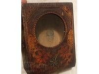 Vechiă cutie de lemn pentru ceas, cu pirogravură din perioada țaristă
