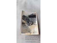 Φωτογραφία Άνδρας με ρετρό ποδήλατο στο πεζοδρόμιο