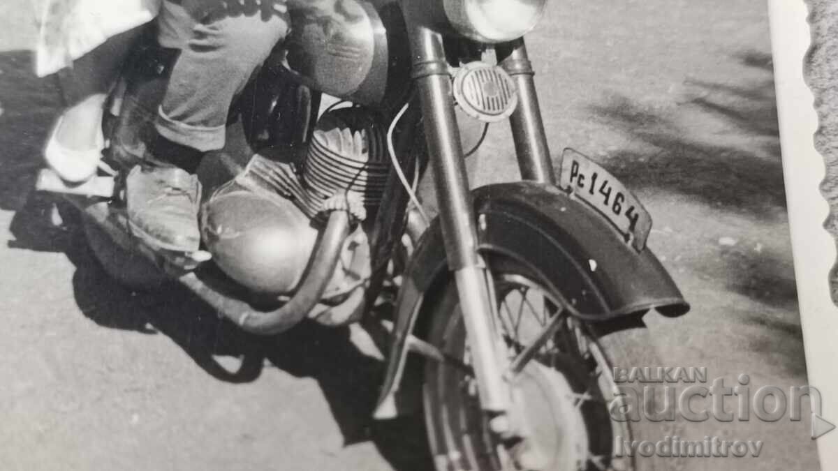 Φωτογραφία Ρούσε Άνδρας και νέα γυναίκα σε μηχανή με αριθμό κυκλοφορίας Ρσ 1464 1964 με τιμή 5.65 BGN | € 2.89