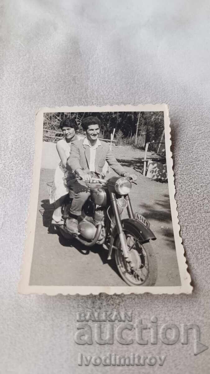 Φωτογραφία Ρούσε Άνδρας και νέα γυναίκα σε μηχανή με αριθμό κυκλοφορίας Ρσ 1464 1964