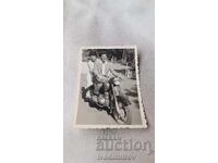 Φωτογραφία Ρούσε Άνδρας και νέα γυναίκα σε μηχανή με αριθμό κυκλοφορίας Ρσ 1464 1964