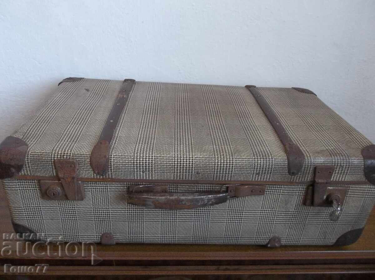 Valiză cu preț 10.00 BGN | € 5.11