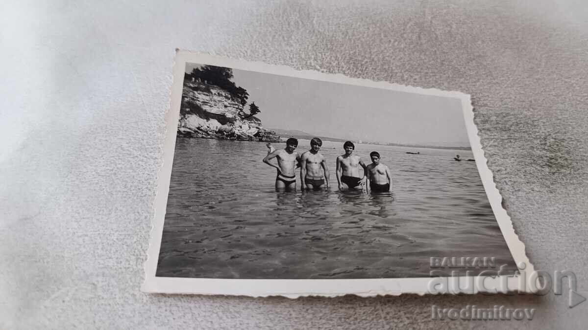 Снимка Китен Четирима младежи в морето 1973