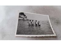 Снимка Китен Четирима младежи в морето 1973
