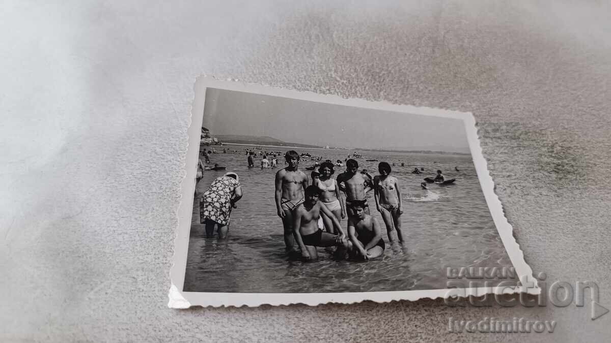 Снимка Китен Младежи и девойки на брега на морето 1973 Снимка Китен Младежи и девойки на брега на морето 1973