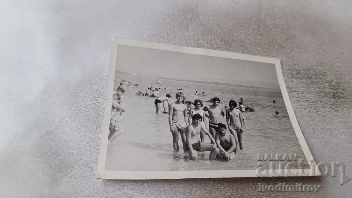 Φωτογραφία Αγόρια και κορίτσια στην παραλία Φωτογραφία Αγόρια και κορίτσια στην παραλία