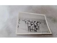 Φωτογραφία Αγόρια και κορίτσια στην παραλία