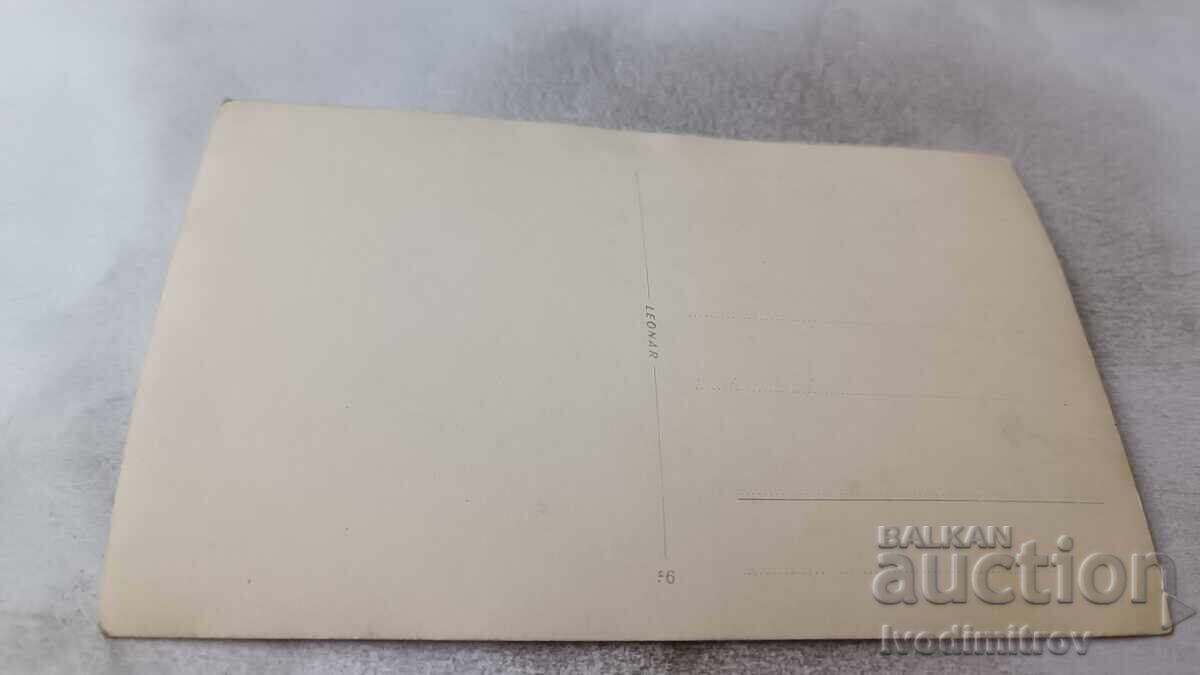 Снимка Двама мъже пред товарен параход на пристанището с цена 2.65 лв. | € 1.35 Снимка Двама мъже пред товарен параход на пристанището с цена 2.65 лв. | € 1.35