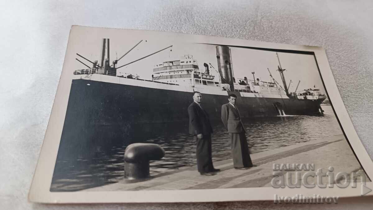 Снимка Двама мъже пред товарен параход на пристанището Снимка Двама мъже пред товарен параход на пристанището