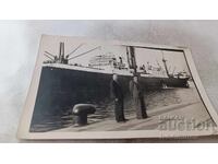 Φωτογραφία Δύο ανδρών μπροστά σε φορτηγό πλοίο στο λιμάνι