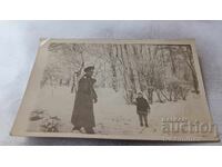 Fotografie Iambol Ofițer și fetiță în parc iarna 1930