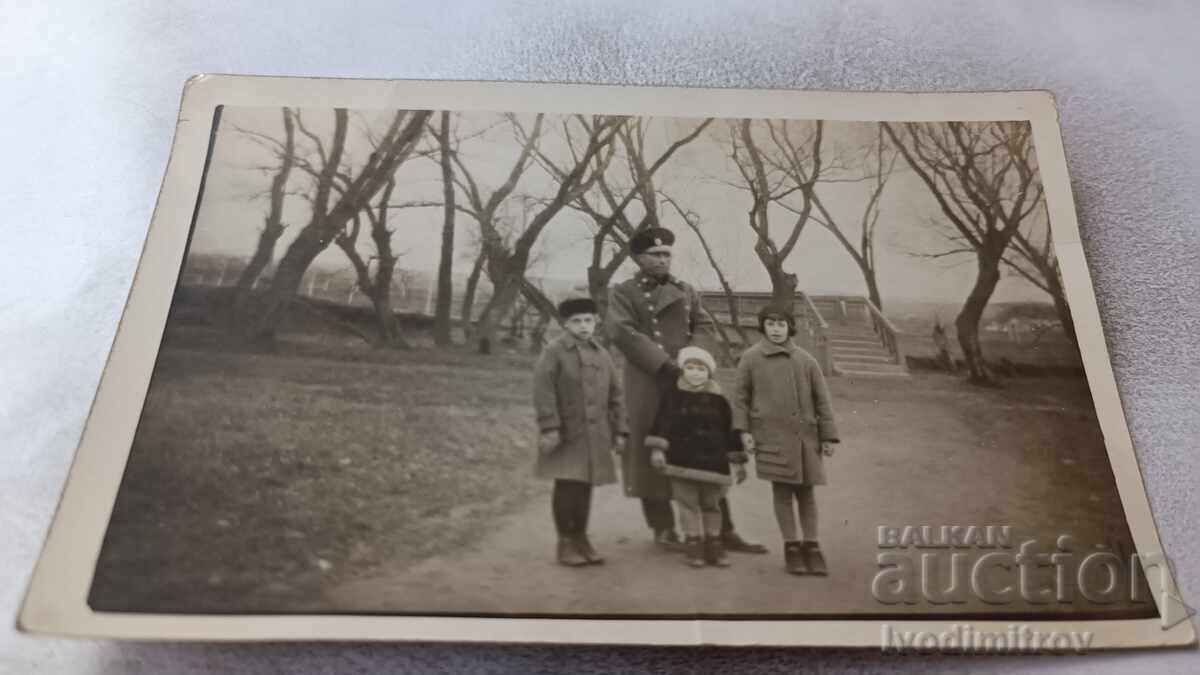 Φωτογραφία Yambolŭ Αξιωματικός και τρία παιδιά στο πάρκο 1930