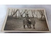 Φωτογραφία Yambolŭ Αξιωματικός και τρία παιδιά στο πάρκο 1930