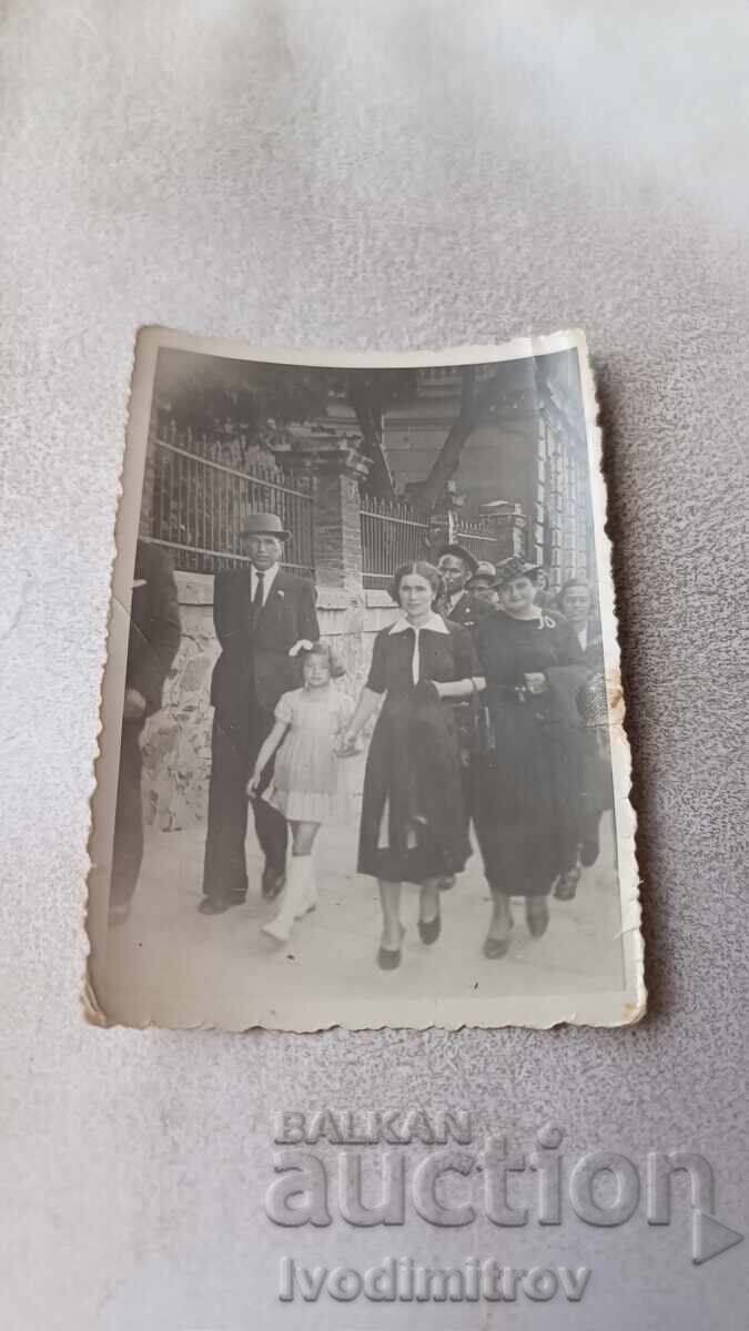 Fotografie Sofia Un bărbat, două femei și o fată la plimbare