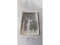 Fotografie Sofia Un bărbat, două femei și o fată la plimbare