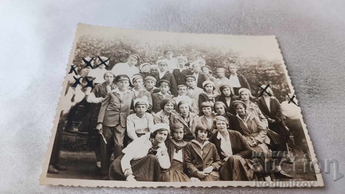 Φωτογραφία Σόφιας Μαθητές Γ' τάξης με την δασκάλα τους 1932