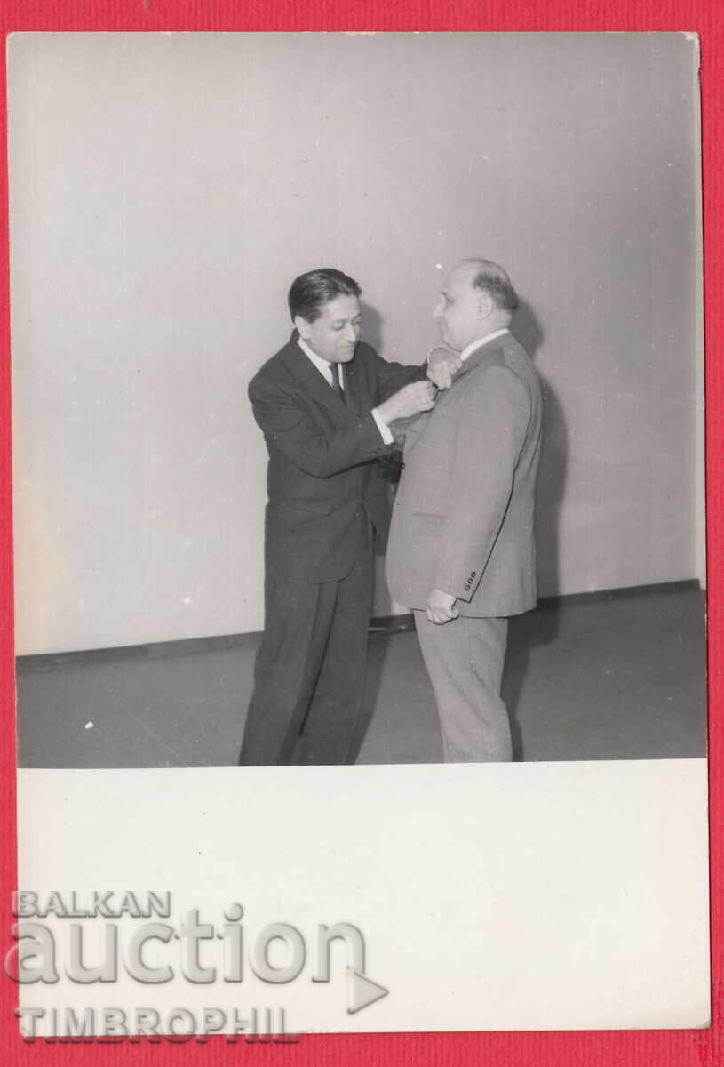 220797 / Înmânare de medalie de către ambasadorul lui Todor Jivkov 220797 / Înmânare de medalie de către ambasadorul lui Todor Jivkov