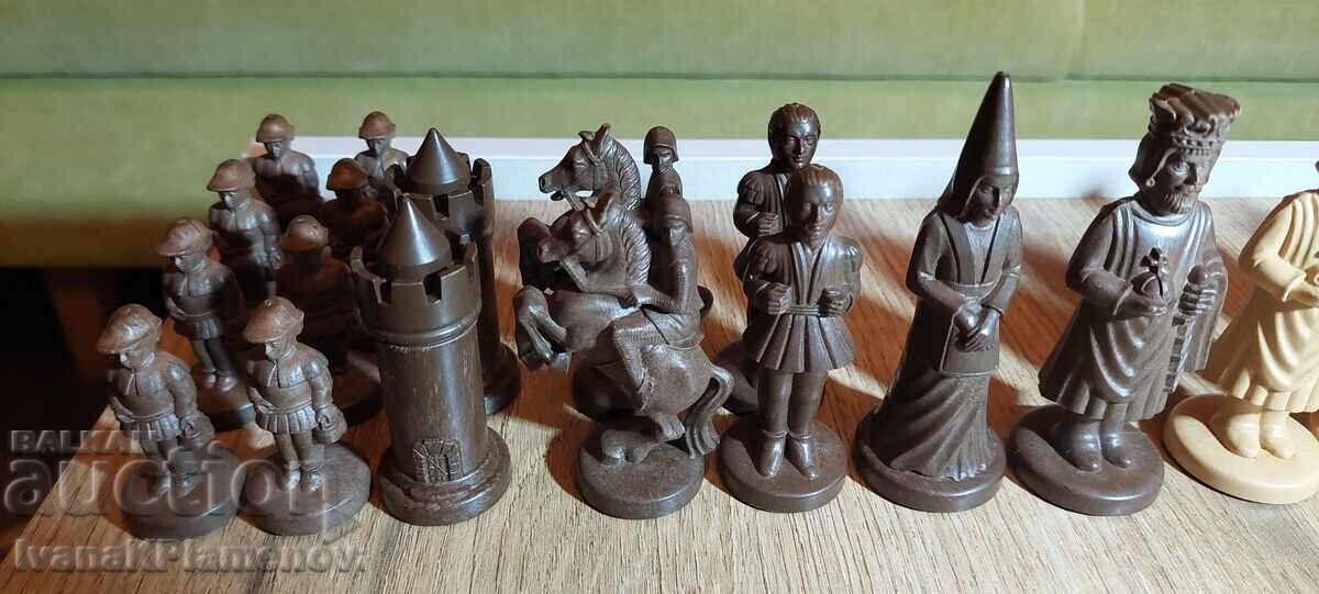 Доставка на Фигури за шах за ценители