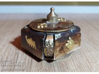 Cutie din os și alamă pentru cunoscători