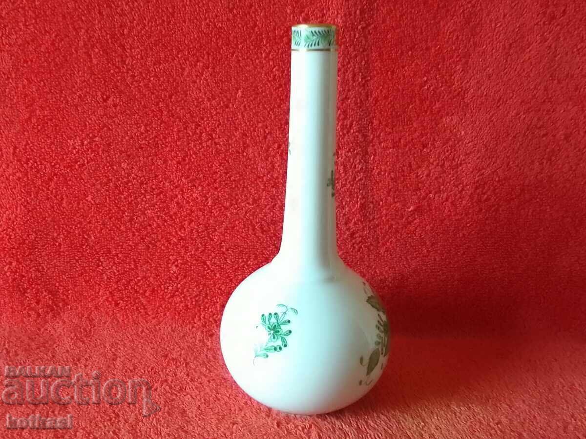 Vază de porțelan vechi Herend Herend aurire lucrata manual cu preț 165.50 BGN | € 84.62 Vază de porțelan vechi Herend Herend aurire lucrata manual cu preț 165.50 BGN | € 84.62