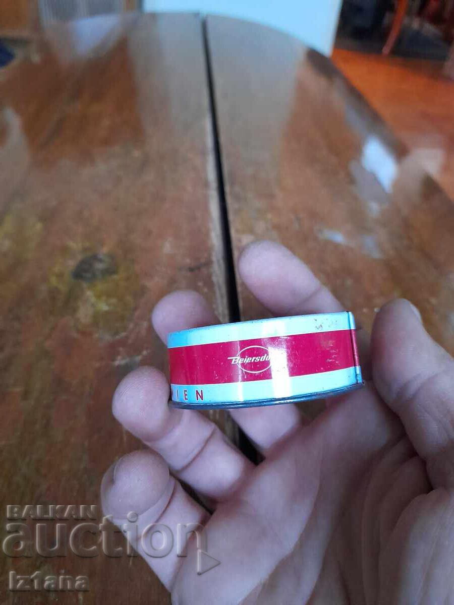 Παράδοση Παλιό κουτί από Λευκοπλάστ