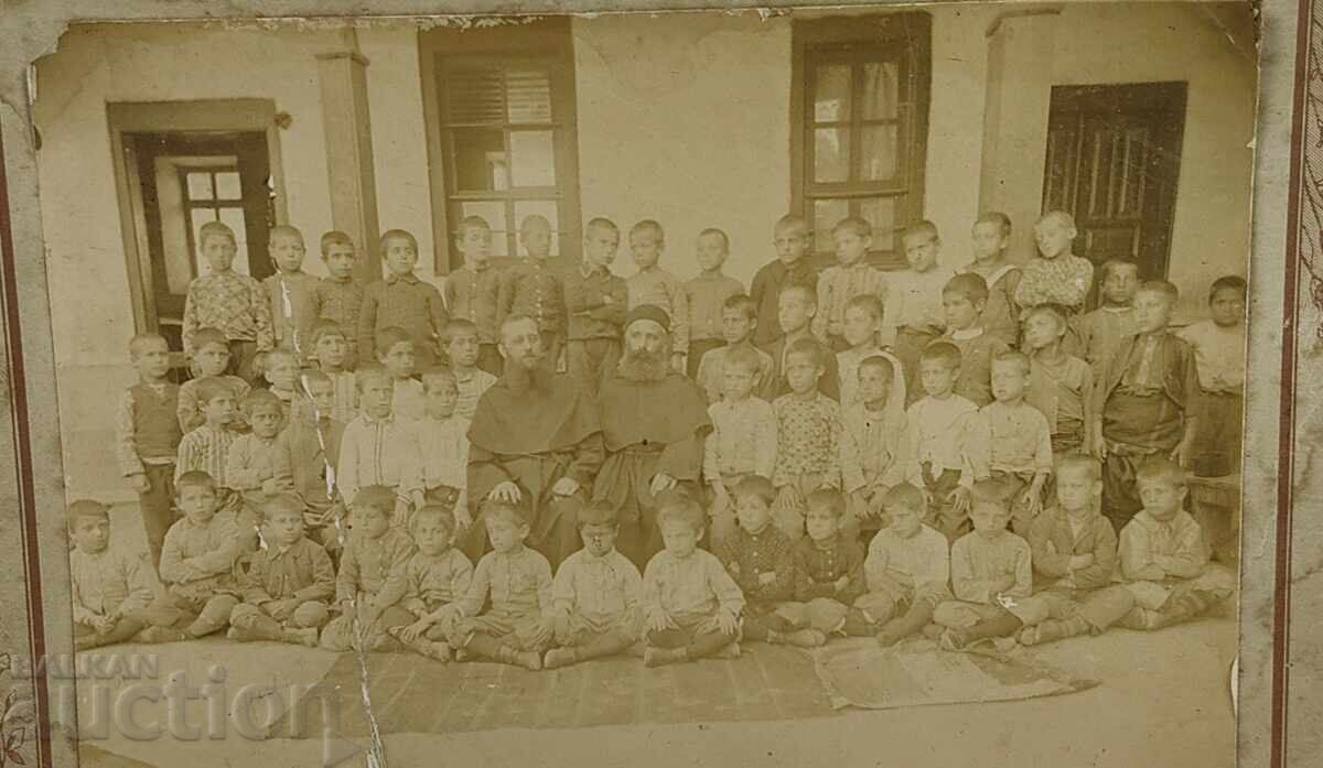 PREOT POP ȘCOALĂ ELEVI FOTOGRAFIE FOARTE VECHE CARTON cu preț 29.00 BGN | € 14.83 PREOT POP ȘCOALĂ ELEVI FOTOGRAFIE FOARTE VECHE CARTON cu preț 29.00 BGN | € 14.83