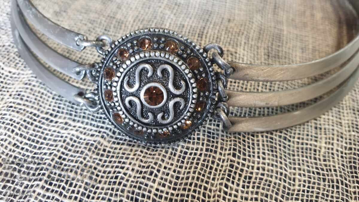 Auction Stylish necklace with stones Auction Stylish necklace with stones