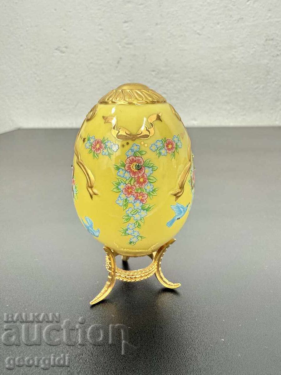 Auction Collector's Porcelain Egg - Franklin Mint. No. 7548 Auction Collector's Porcelain Egg - Franklin Mint. No. 7548