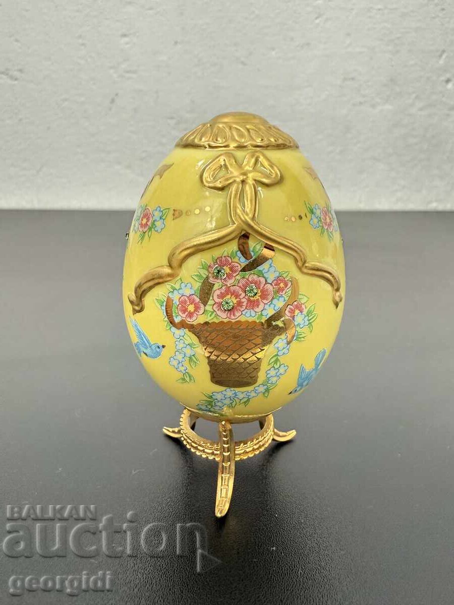 Delivery of Collector's Porcelain Egg - Franklin Mint. No. 7548 Delivery of Collector's Porcelain Egg - Franklin Mint. No. 7548