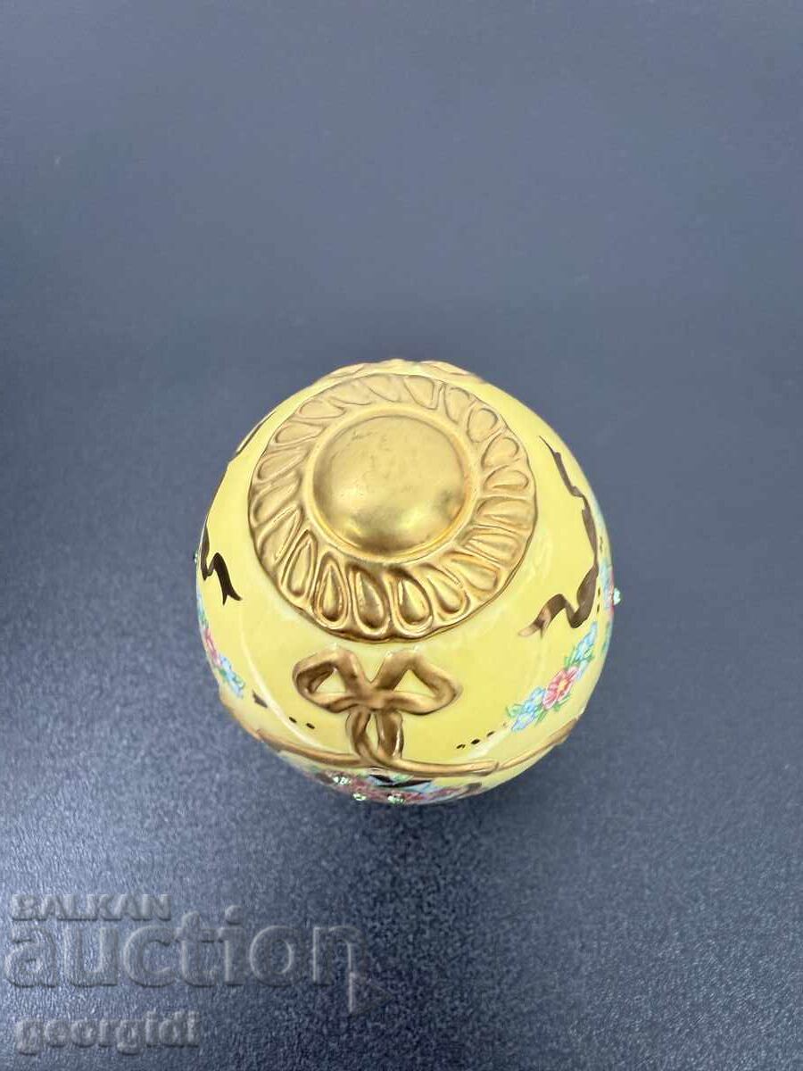 Collector's Porcelain Egg - Franklin Mint. No. 7548 - 5 Collector's Porcelain Egg - Franklin Mint. No. 7548 - 5