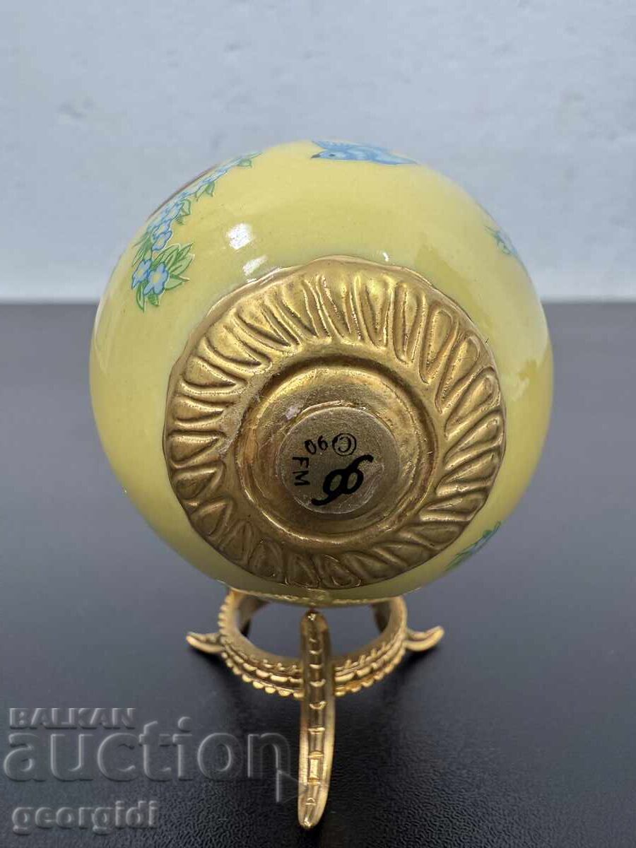 Collector's Porcelain Egg - Franklin Mint. No. 7548 - 6 Collector's Porcelain Egg - Franklin Mint. No. 7548 - 6