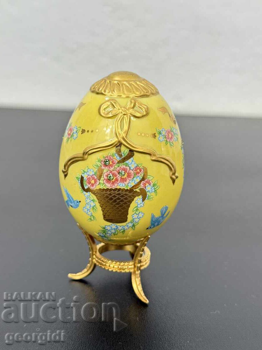 Collector's Porcelain Egg - Franklin Mint. No. 7548 Collector's Porcelain Egg - Franklin Mint. No. 7548
