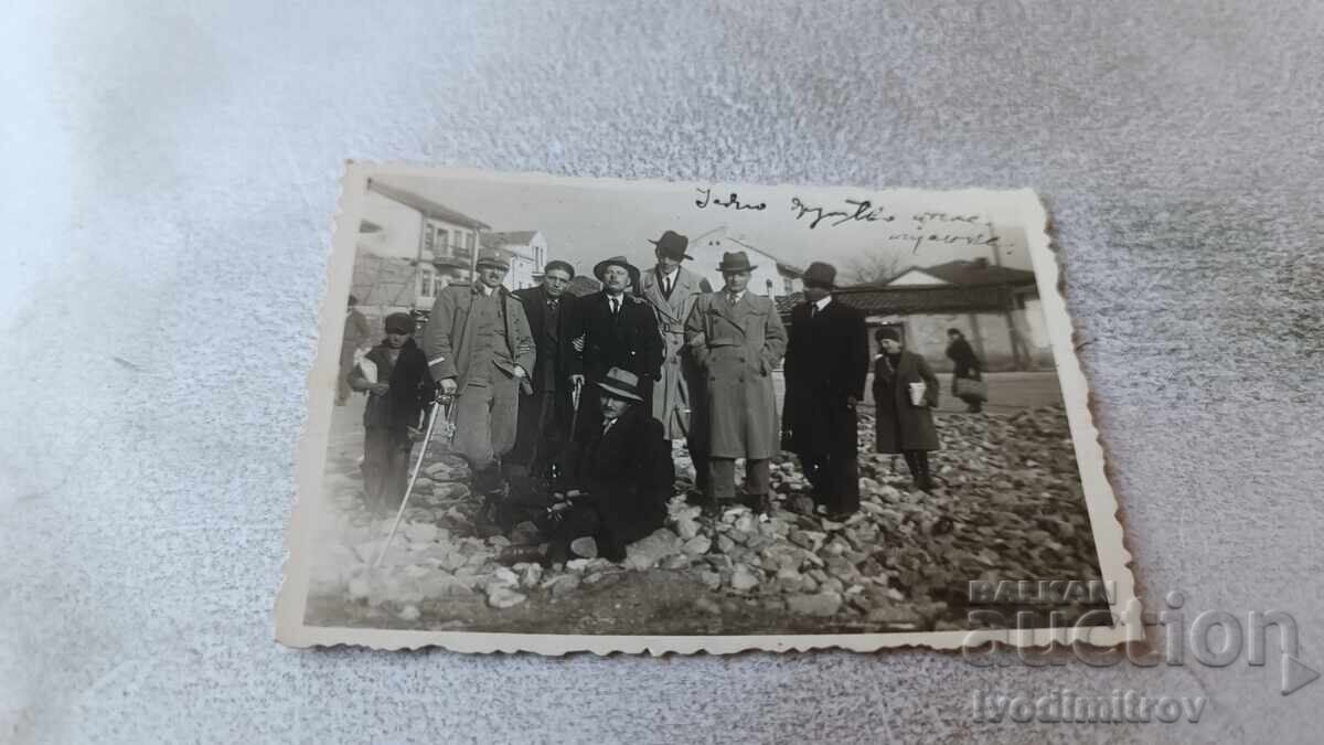 Φωτογραφία Σέρβου αξιωματικού με άνδρες και αγόρι Φωτογραφία Σέρβου αξιωματικού με άνδρες και αγόρι