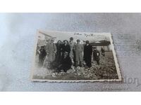 Φωτογραφία Σέρβου αξιωματικού με άνδρες και αγόρι