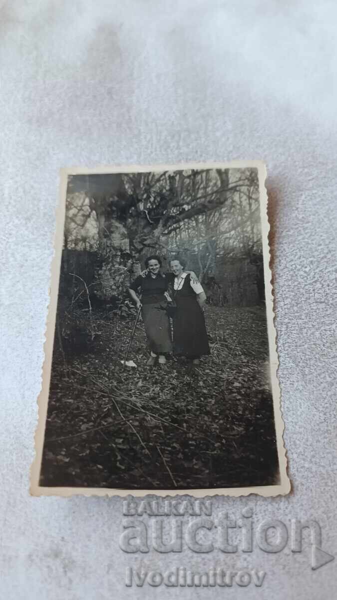 Φωτογραφία Καζανλάκ Δύο γυναίκες στο δάσος