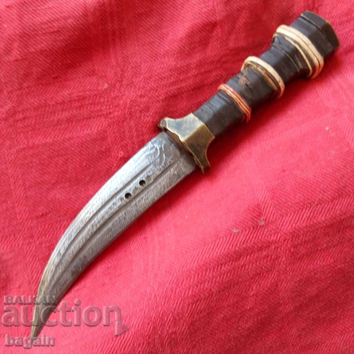 Kamă, pumnal, bebut cu preț 100.00 BGN | € 51.13 Kamă, pumnal, bebut cu preț 100.00 BGN | € 51.13