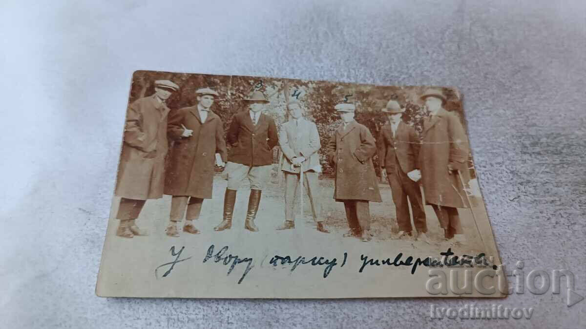 Fotografie Bărbați în curtea universității